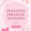 Femme souriante entourée de citations motivantes dans son bureau.