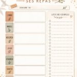 Femme souriante devant une table de repas bien organisée avec un planning visible.