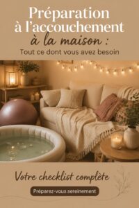 Une femme heureuse préparant son accouchement à domicile avec une checklist.