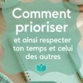 Femme en train d’organiser son emploi du temps avec un carnet et un stylo.