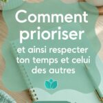 Femme en train d’organiser son emploi du temps avec un carnet et un stylo.