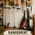 Espace de rangement bien organisé pour outils de jardin montrant des étagères et des suspensions