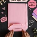 Sac en papier coloré sur une table de travail avec des fournitures de bricolage
