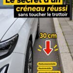 Femme professionnelle se préparant à un stationnement parallèle en milieu urbain.