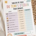 Un tableau coloré de suivi du temps d'écran pour les enfants sur un bureau