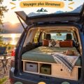 Subaru Forester aménagé pour le camping, avec espace de rangement bien organisé.