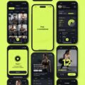 Femme utilisant une application de fitness sur son téléphone dans un parc.