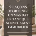 Une femme agent immobilier souriante tenant ses documents devant une maison en vente.