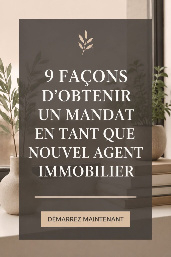 Une femme agent immobilier souriante tenant ses documents devant une maison en vente.