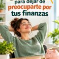 Femme contemplant sereinement ses finances avec un ordinateur portable sur la table.