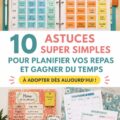 Une femme souriante consultent un carnet de recettes pour la planification des repas