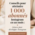 Femme souriante prenant en photo un écran de smartphone avec l'application Instagram ouverte
