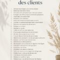 Femme entrepreneur souriante examinant des éléments marketing pour attirer des clients.
