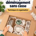 Une femme prépare des cartons pour un déménagement réussi, avec des matériaux d'emballage autour d'elle.