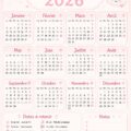 Un calendrier 2026 coloré affiché sur un bureau, entouré de fournitures de papeterie.