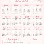 Un calendrier 2026 coloré affiché sur un bureau, entouré de fournitures de papeterie.