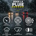 Un véhicule roulant sous la pluie, avec des essuie-glaces en action et des flaques d'eau sur la route.