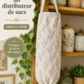 Un distributeur de sacs coloré en tissu, accroché au mur dans une cuisine moderne.