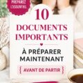 Femme souriante examinant des documents importants pour sa succession