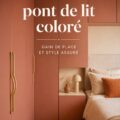 Dressing coloré et stylé dans une chambre moderne avec des étagères et des tiroirs