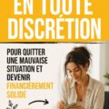 Une femme souriante qui compte de l'argent dans un environnement calme et serein.