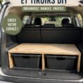 Un rangement auto DIY montrant des étagères en bois soigneusement fabriquées.