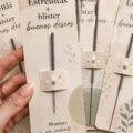 Des estrellitas colorées représentant des vœux lumineux et chaleureux