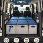 Ford Connect Minicamper garé en pleine nature, prêt pour l'aventure