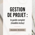 Illustration d'une femme utilisant un ordinateur pour gérer un projet
