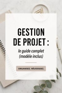 Illustration d'une femme utilisant un ordinateur pour gérer un projet