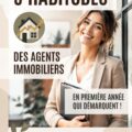 Un agent immobilier souriant tenant des clés devant une maison, symbolisant la réussite dans le secteur.