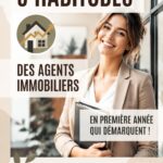 Un agent immobilier souriant tenant des clés devant une maison, symbolisant la réussite dans le secteur.