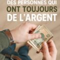 Illustration d'une femme joyeuse tenant un porte-monnaie avec des pièces.