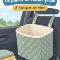 Un panier à déchets DIY dans une voiture bien rangée, fabriqué à partir de tissu coloré.