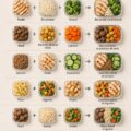 Un délicieux repas sain prêt à être emporté au bureau, comprenant une salade colorée et des protéines.