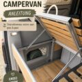 Un lit en bois sur mesure dans un van aménagé, offrant confort et fonctionnalité.