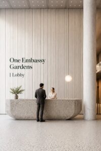 Vue du lobby d'One Embassy Gardens, un espace moderne et accueillant.