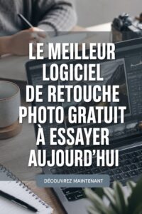 Une femme utilisant un logiciel de retouche photo sur son ordinateur, avec des images colorées à l'écran.