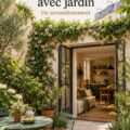 Vue extérieure d'une petite maison parisienne avec jardin luxuriant dans le 11e arrondissement.