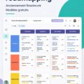 Femme utilisant un logiciel de roadmap sur son ordinateur dans un environnement de travail chaleureux