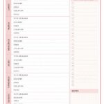 Femme préparant un plan de repas hebdomadaire avec des aliments frais