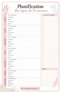 Femme préparant un plan de repas hebdomadaire avec des aliments frais