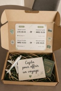 Une jolie boîte contenant des accessoires de voyage et une carte.