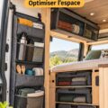 Un VW California bien organisé avec des sacs soigneusement rangés à l'intérieur.