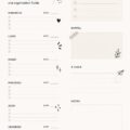 Femme utilisant un planner digital pour organiser sa semaine, avec un environnement de travail inspirant.