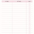 Femme utilisant un planner pour organiser ses tâches quotidiennes
