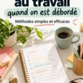 Femme au bureau avec un espace de travail bien organisé, représentant des méthodes efficaces pour s'organiser au travail.