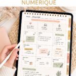 Femme utilisant un outil de planification digitale sur sa tablette