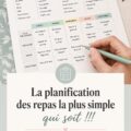 Planification des repas minimaliste avec un carnet et un stylo sur une table en bois.