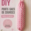 Porte-sac DIY en tissu suspendu dans une cuisine chaleureuse.